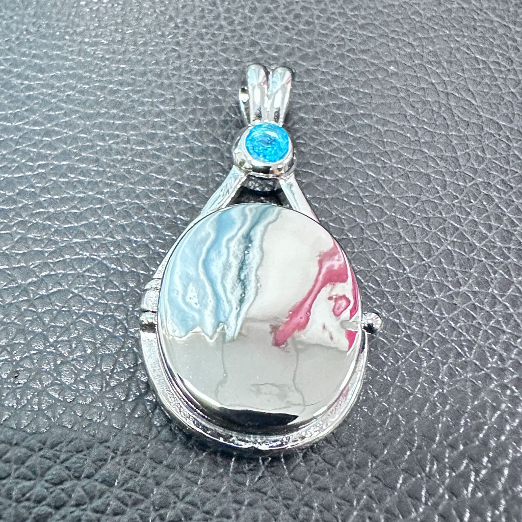 Animation Surrounding H2O Red Sand Seal Shell Necklace