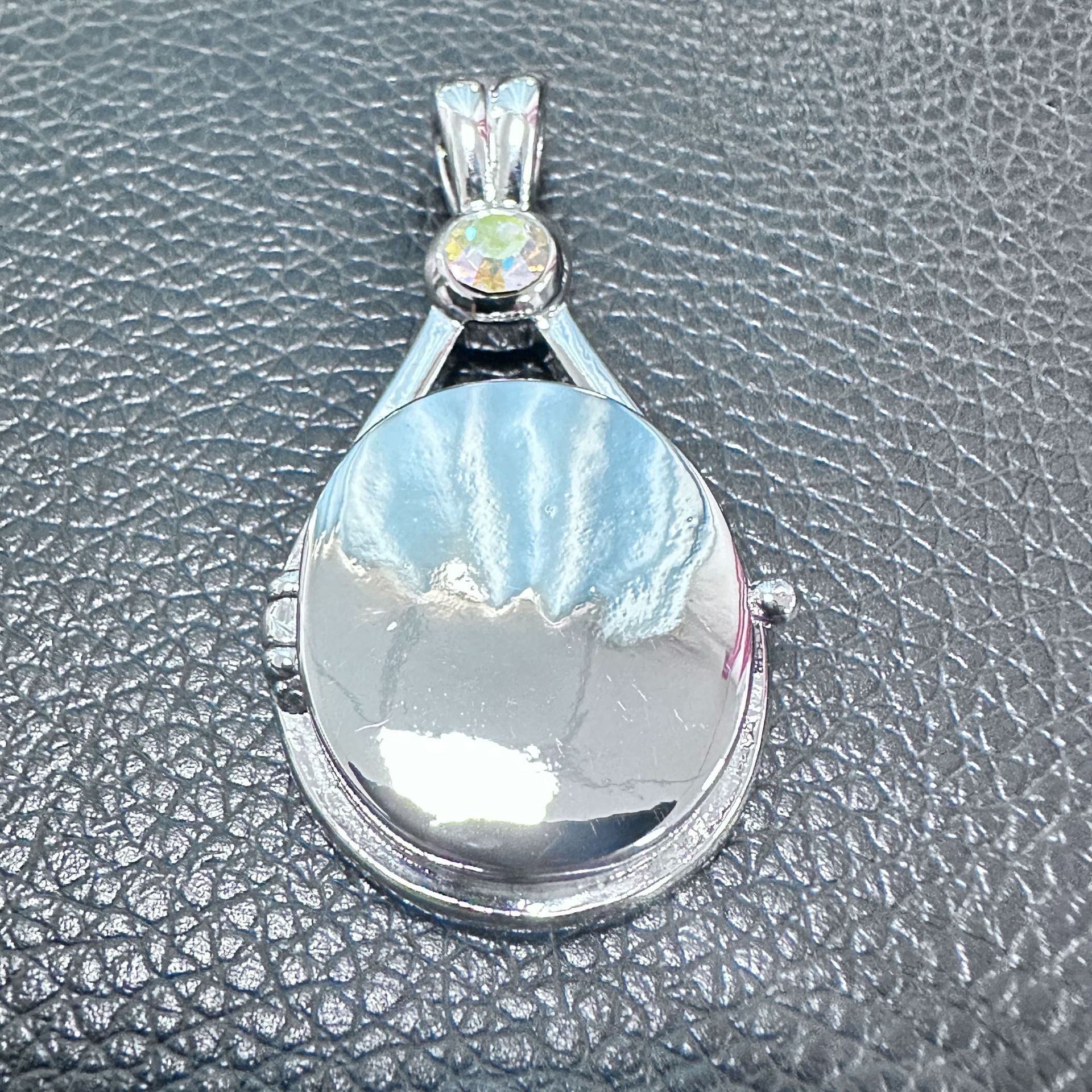 Animation Surrounding H2O Red Sand Seal Shell Necklace