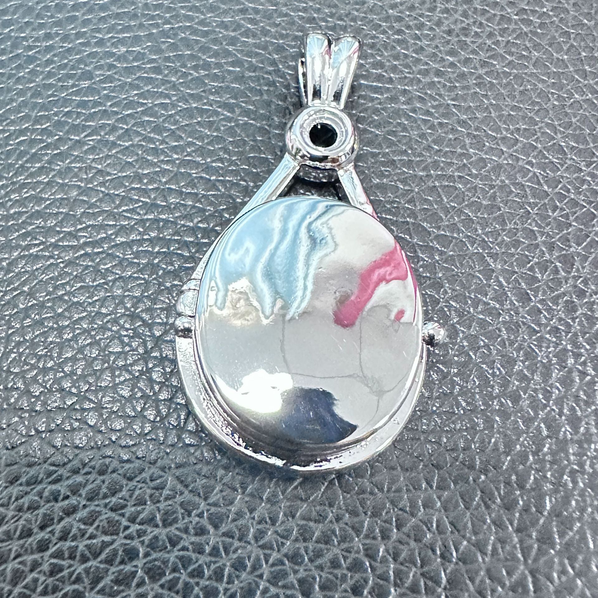 Animation Surrounding H2O Red Sand Seal Shell Necklace