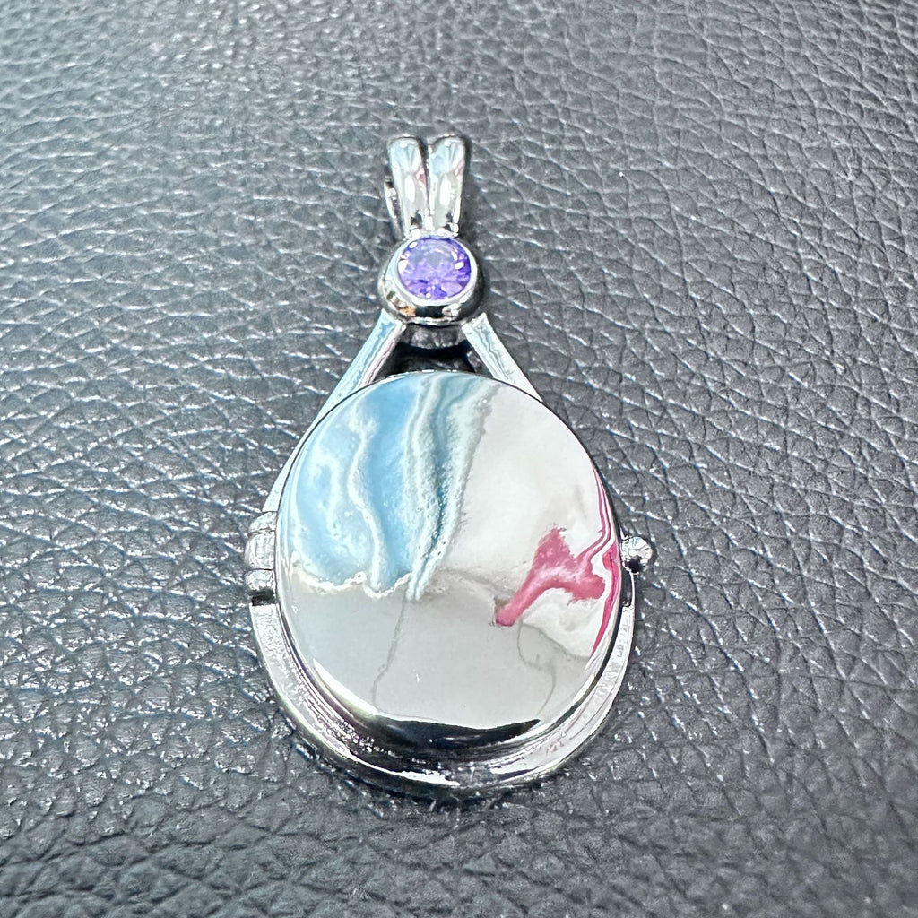 Animation Surrounding H2O Red Sand Seal Shell Necklace