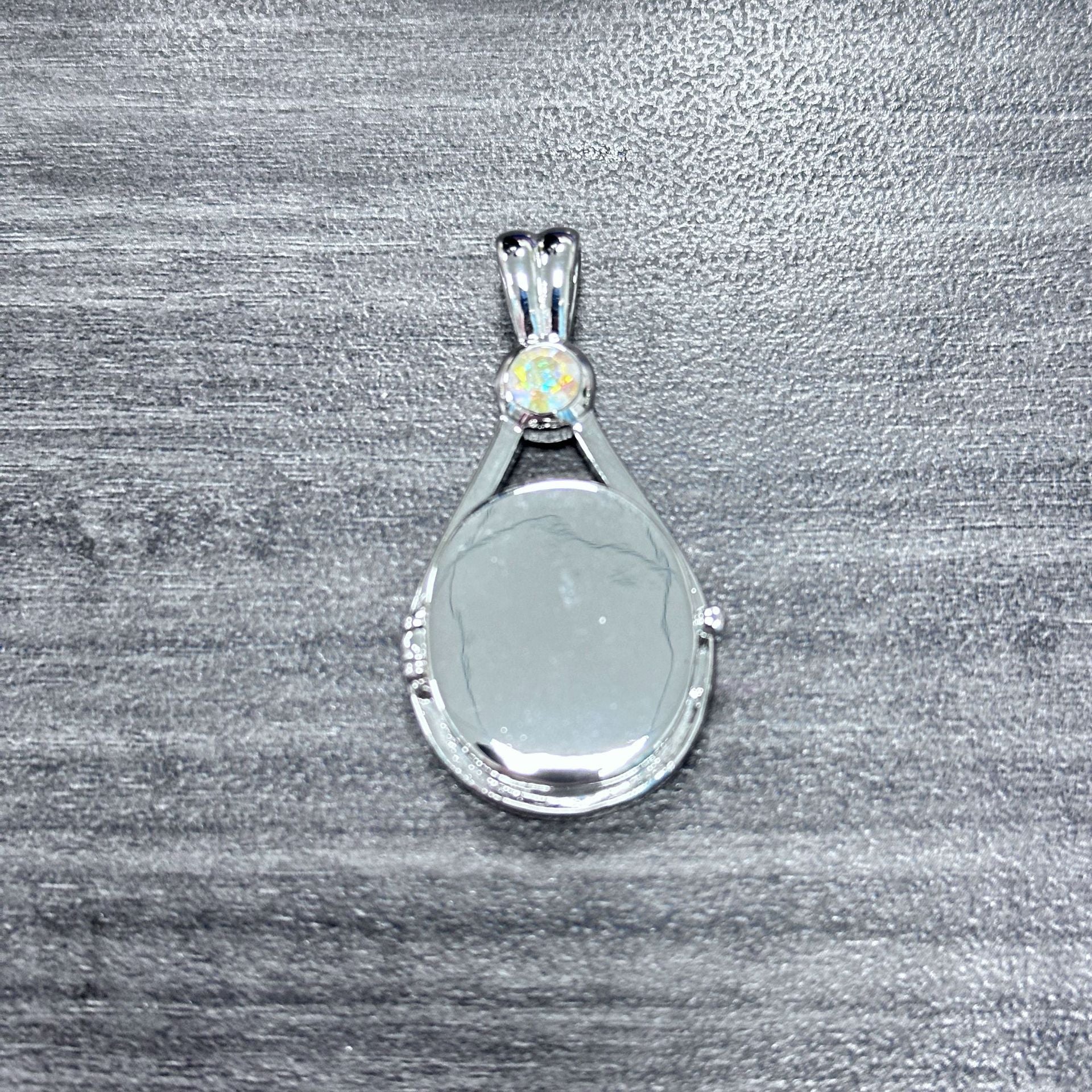 Animation Surrounding H2O Red Sand Seal Shell Necklace