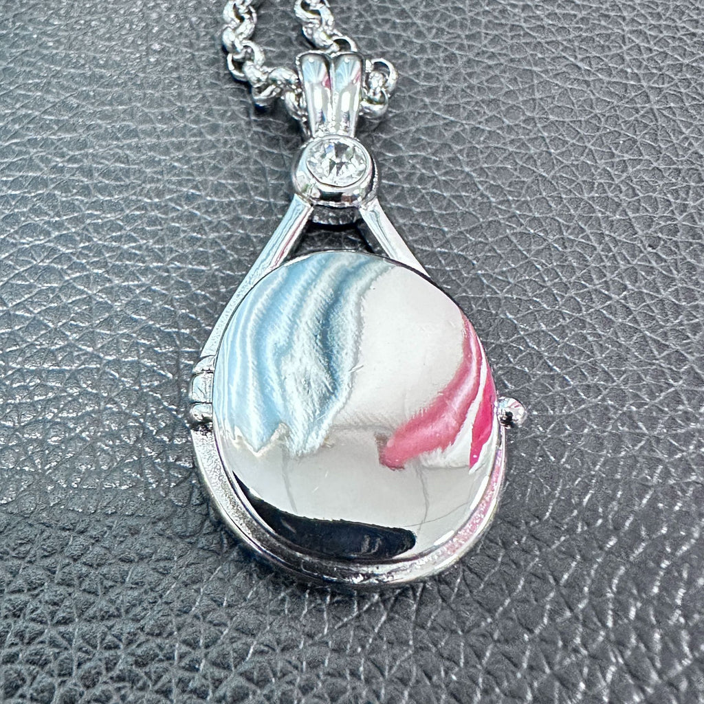 Animation Surrounding H2O Red Sand Seal Shell Necklace