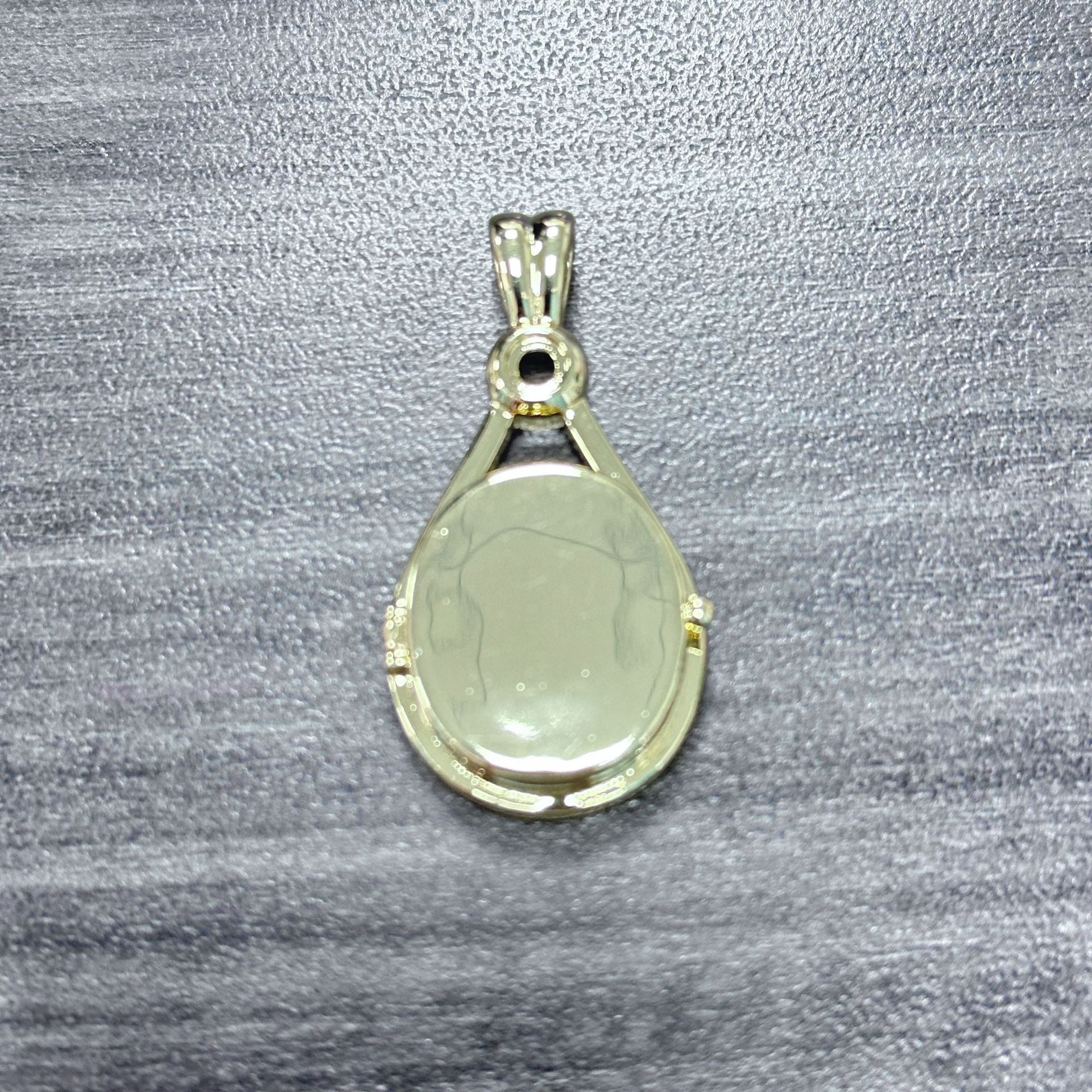 Animation Surrounding H2O Red Sand Seal Shell Necklace