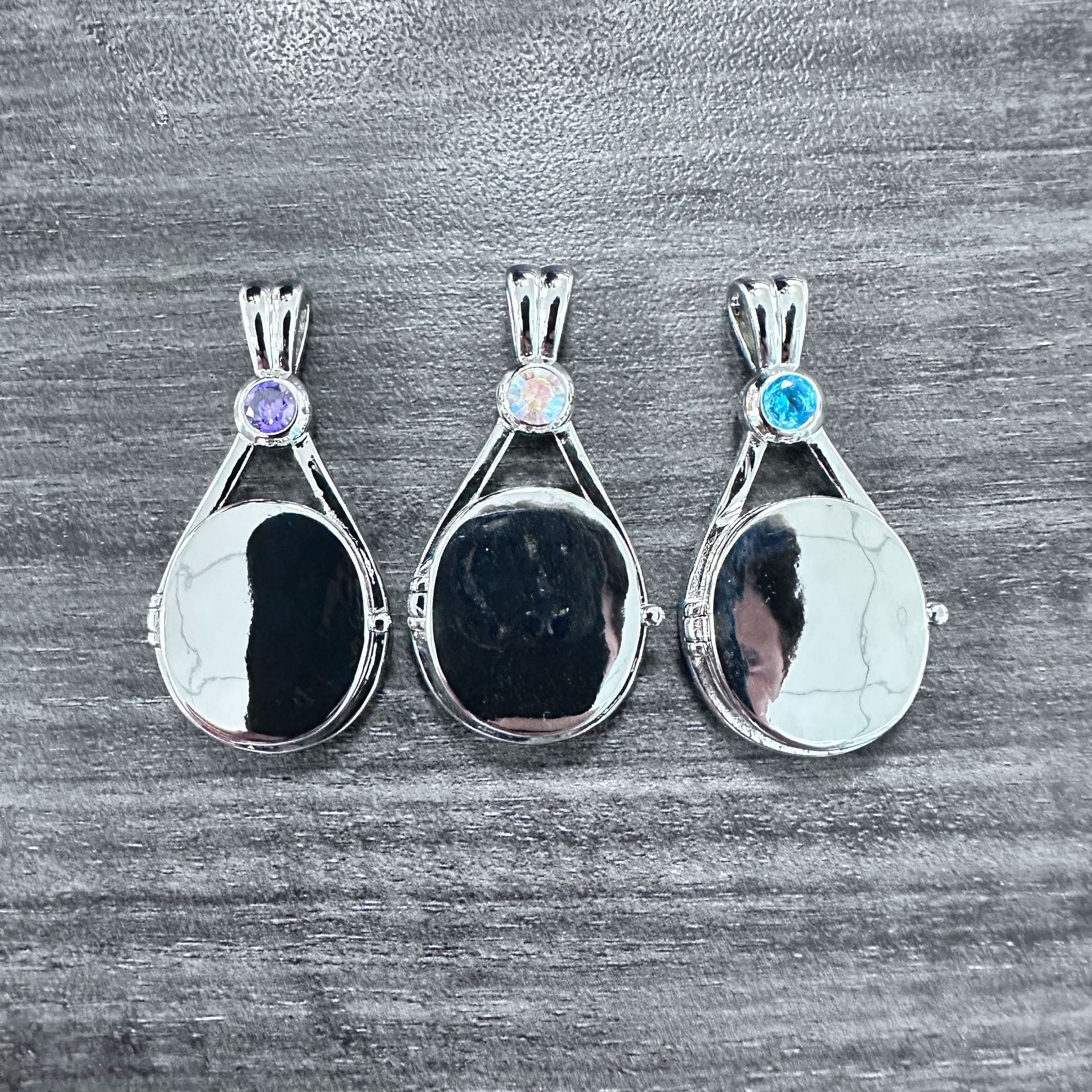 Animation Surrounding H2O Red Sand Seal Shell Necklace