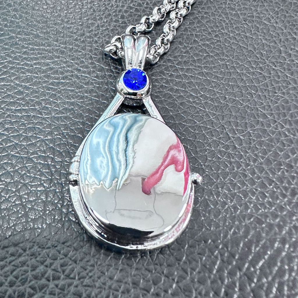 Animation Surrounding H2O Red Sand Seal Shell Necklace