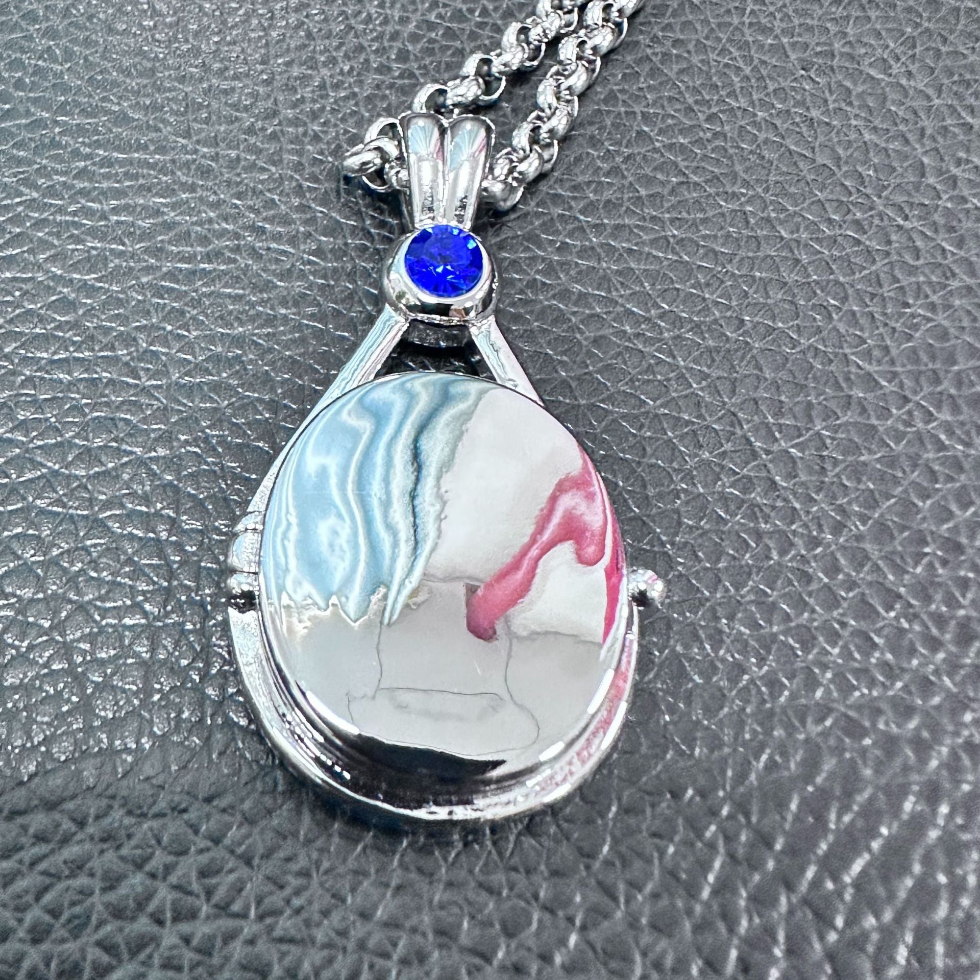 Animation Surrounding H2O Red Sand Seal Shell Necklace