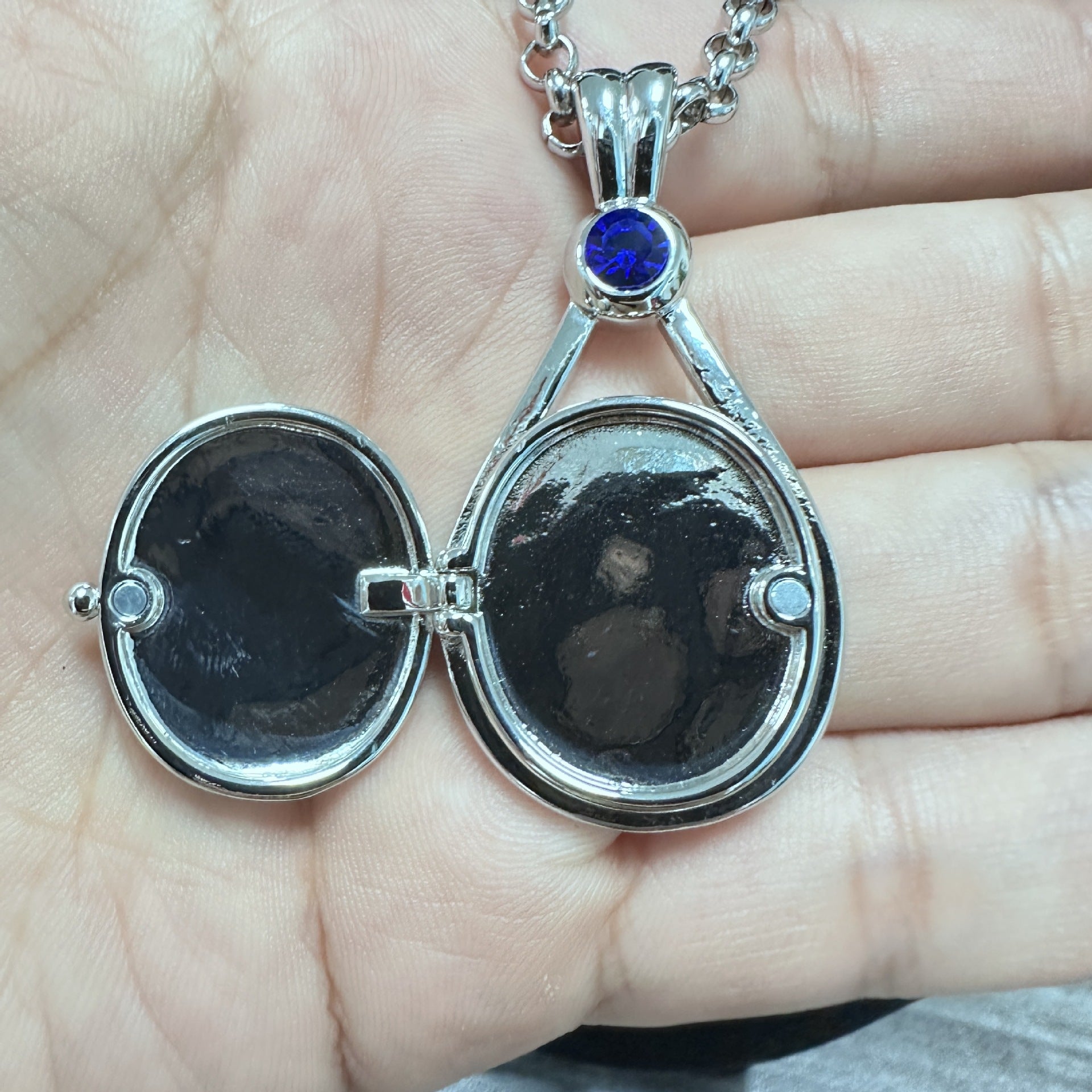 Animation Surrounding H2O Red Sand Seal Shell Necklace