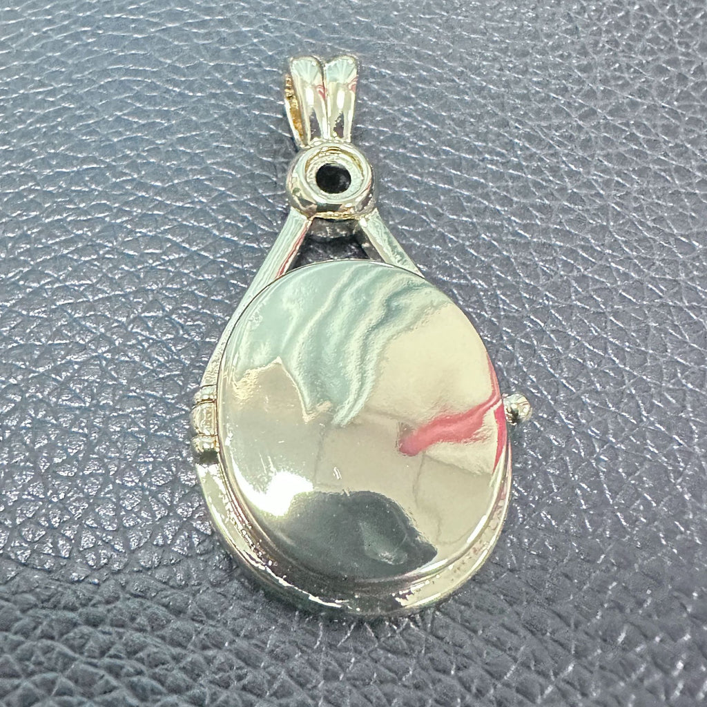 Animation Surrounding H2O Red Sand Seal Shell Necklace