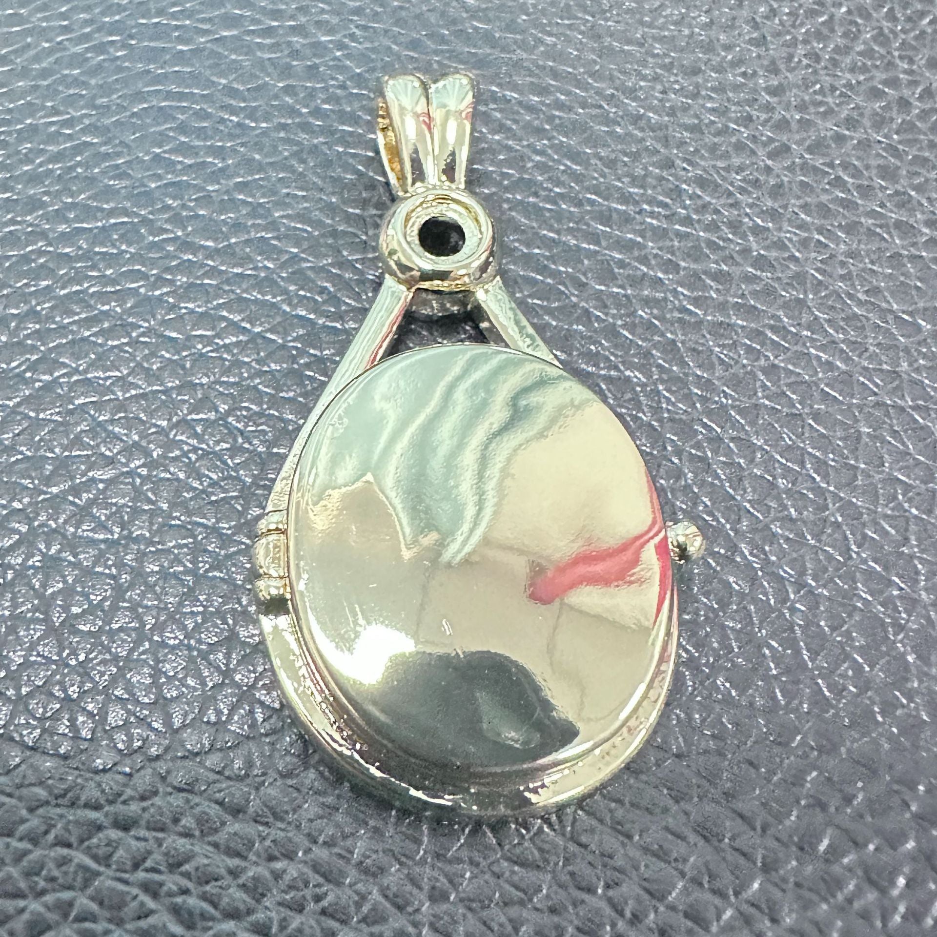 Animation Surrounding H2O Red Sand Seal Shell Necklace