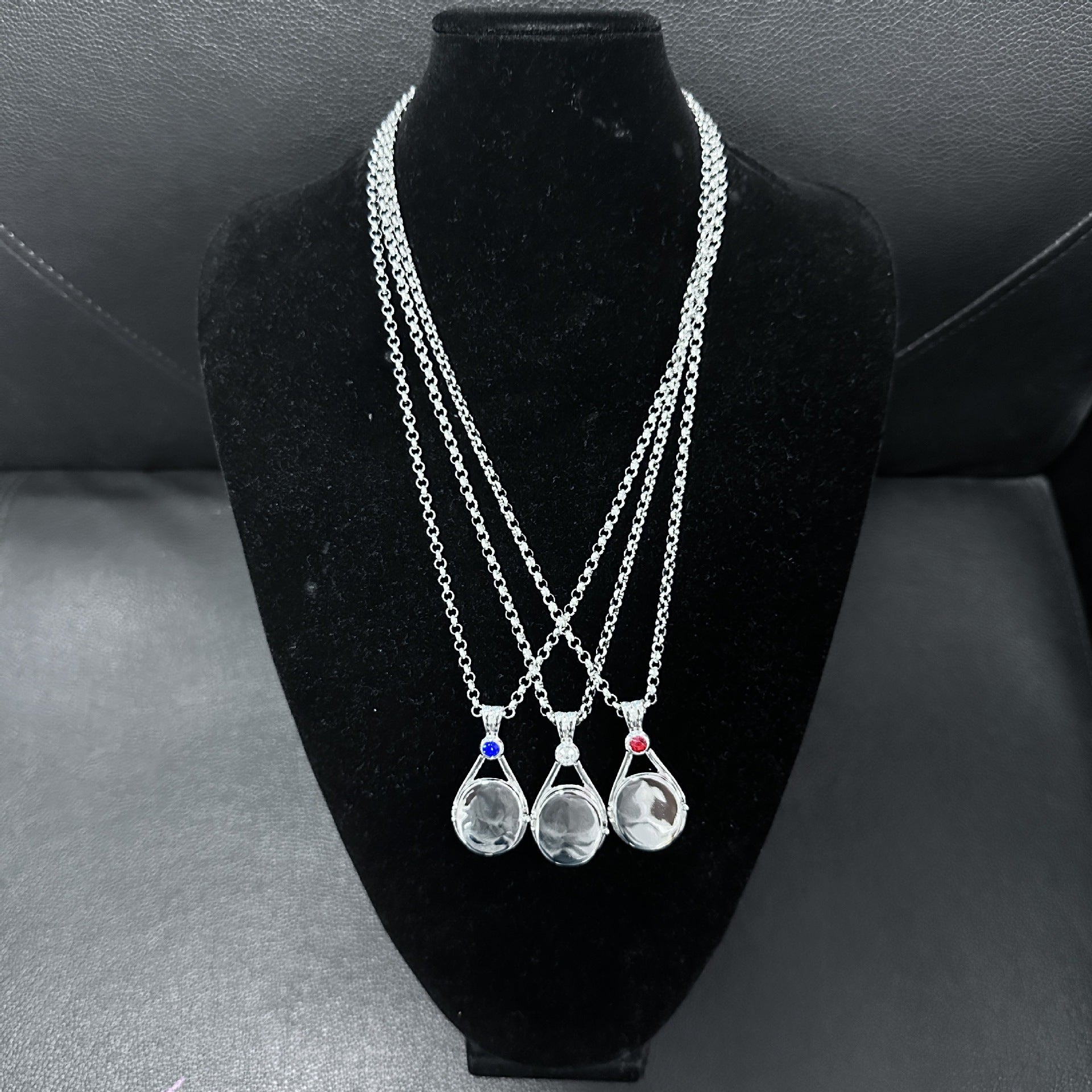 Animation Surrounding H2O Red Sand Seal Shell Necklace