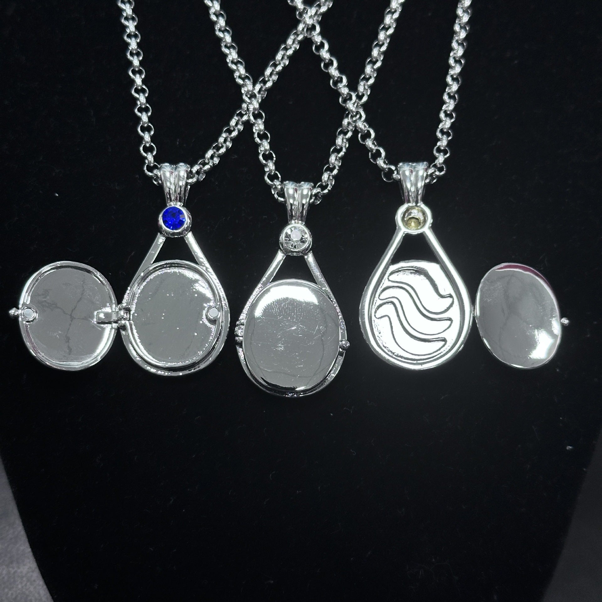 Animation Surrounding H2O Red Sand Seal Shell Necklace